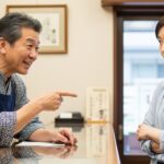 シンプルに場面を説明 店主がお客様に商品を説明しているが、お客様の表情が微妙に腑に落ちていない様子